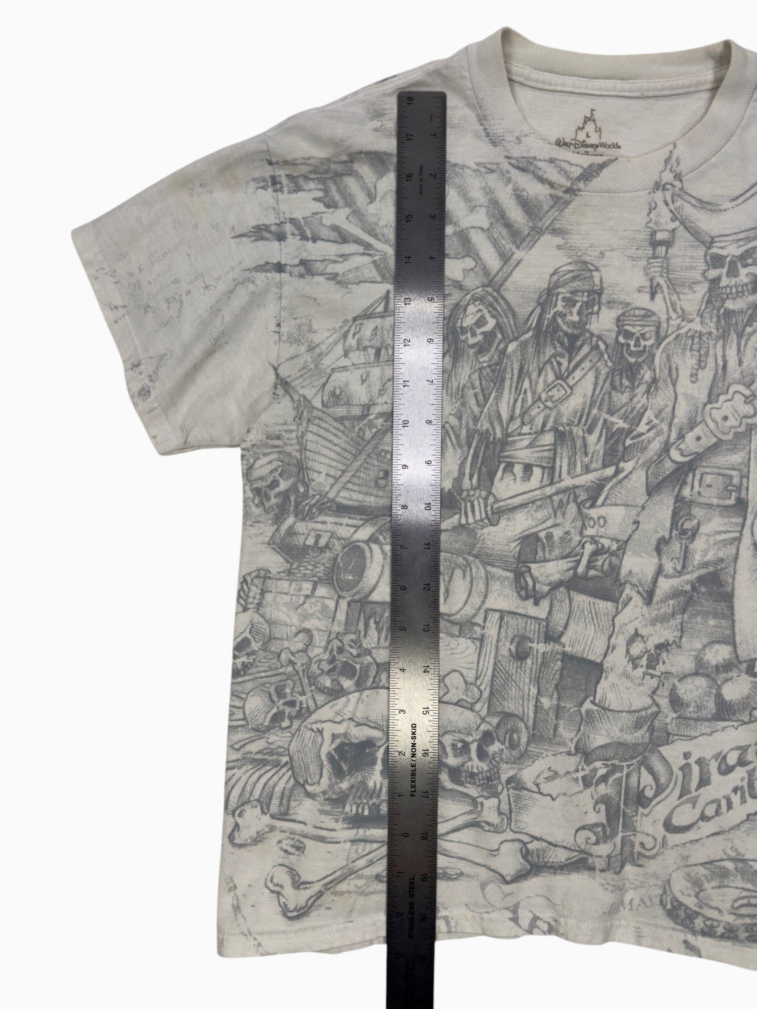 00s Walt Disney World Pirates of the Carribean Tee - L