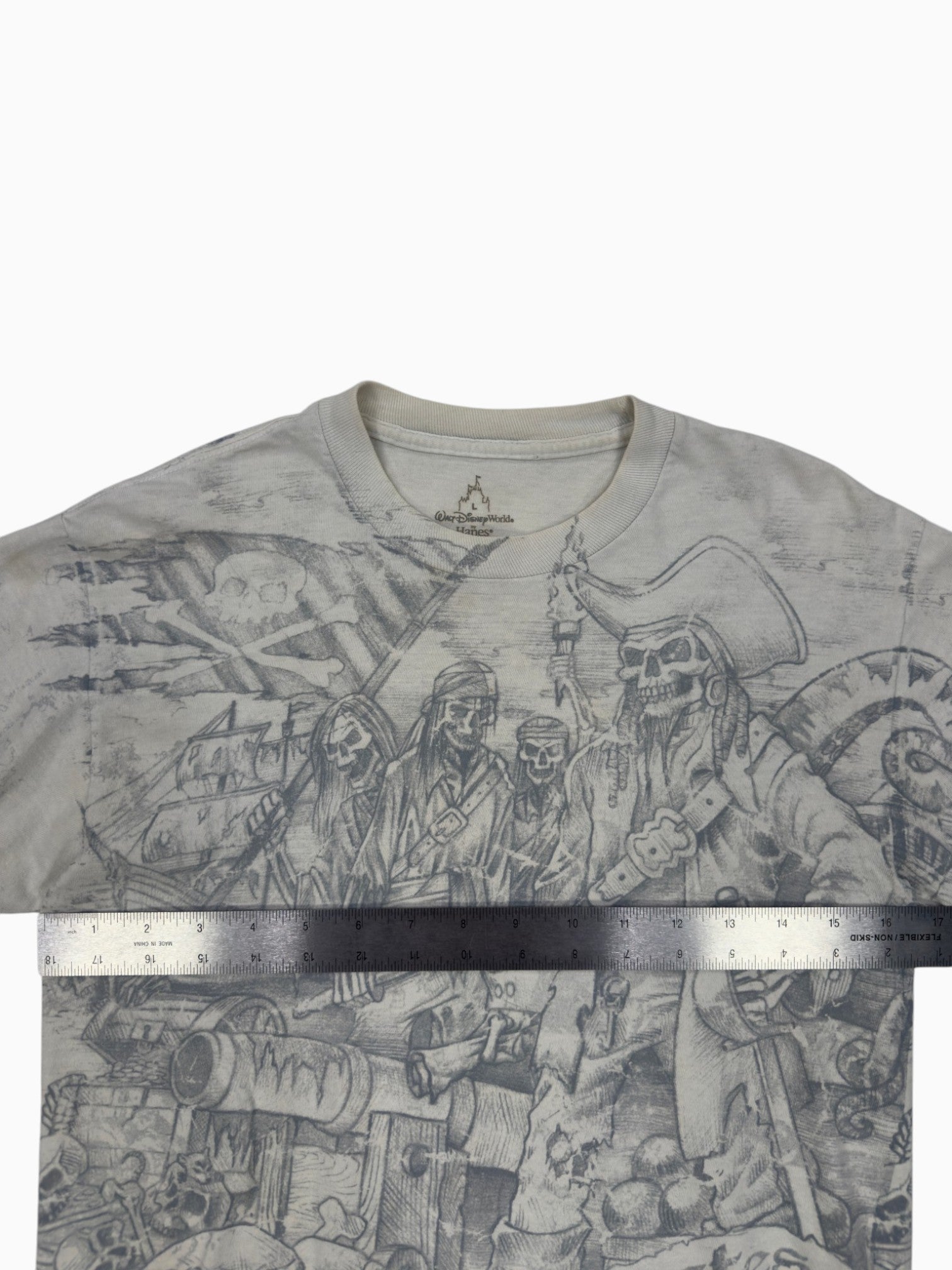 00s Walt Disney World Pirates of the Carribean Tee - L