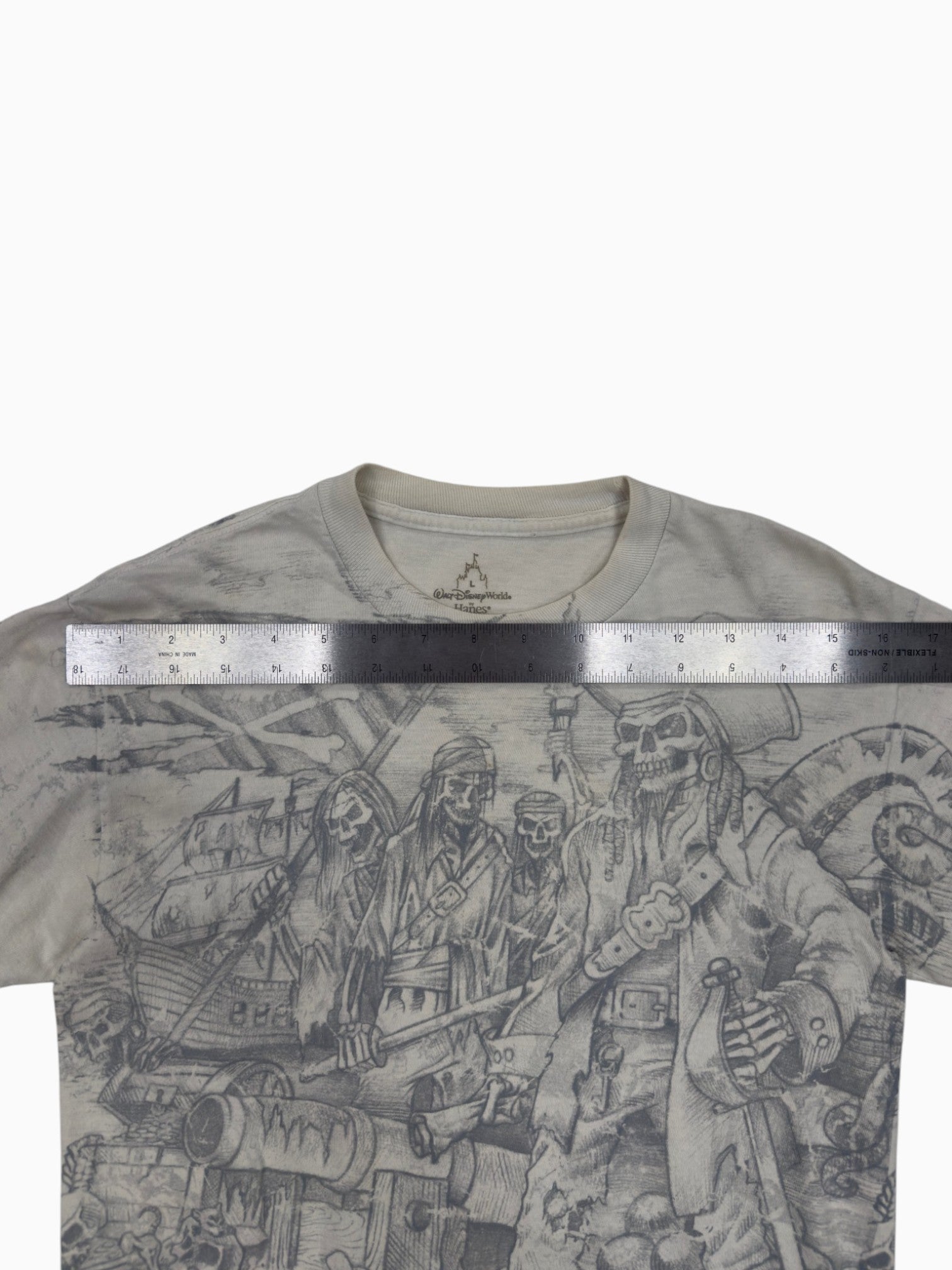 00s Walt Disney World Pirates of the Carribean Tee - L